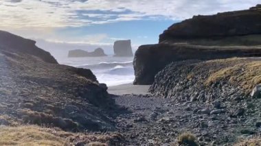 Dyrhlaey (Dyrholaey, Door Hill Adası, Cape Portland), İzlanda 'nın güney kıyısında, Vik yakınlarında yer alan küçük bir yerleşim yeri. Kirkjufjara Sahili deniz yığınları ve dalgalı Atlantik Okyanusu dalgaları. 