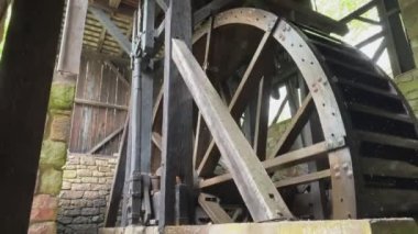 Pennsylvania 'daki Hopewell Fırını Ulusal Tarih Bölgesi. Hopewell 'in 10 metre çapındaki su çarkı, ocağın hava patlama makinesine güç sağlamak için Fransız Deresi' nden gelen bir su akışını yakalıyor..
