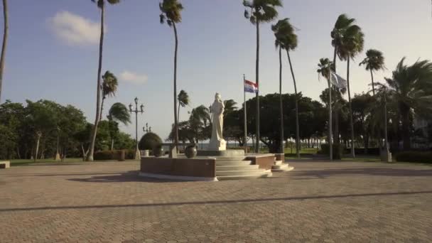Oranjestad Aruba Nederländska Antillerna Wilhelmina Park Vattenpark Marmorstaty Drottning Wilhelmina — Stockvideo