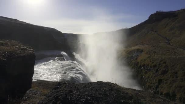 アイスランド南西部のHvt川渓谷のGullfoss滝 ゴールデンサークル観光ルートに人気の滝 第二段上からの眺め — ストック動画