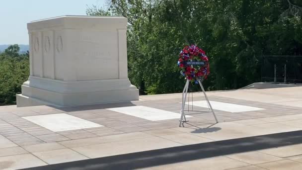 Arlington National Cemetery Tomb Unknown Soldier Sentinel Old Guard Marches — Stockvideo