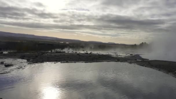 Geyser Strokkur Sudoeste Islândia Erupting Geyser Fonte Tipo Vale Haukadalur — Vídeo de Stock