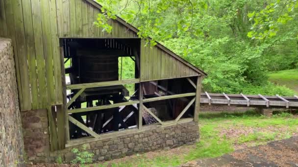 Hopewell Furnace National Historic Site Pennsylvania Hopewell Waterwheel Catches Flow — Stock Video