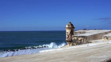 Karayip Denizi 'nin yukarısındaki Fort Wall nöbetçi kulübesi dalgaları çarpıştırıyor. Bartizan ya da Garita Castillo San Felipe del Morro, San Juan, Porto Riko 'da. Porto Riko plakası ve çeyrekliklerinde simge görünüyor. 