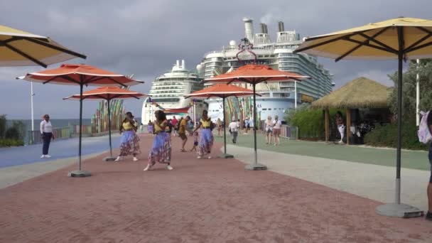 Coco Cay Bahamas Caribbean Dancers While Cruise Passengers Walking Back — Stok video