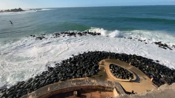 Paseo Del Morro Ocean Waves Crashing Walkway Castillo San Felipe — Vídeo de Stock