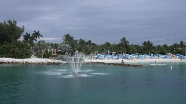 バハマのココ 2023年 ロイヤル カリブ海クルーズが所有するプライベートアイランド ココカイ島 ハーバービーチ噴水 — ストック動画