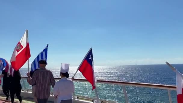 世界の旗を持って歩く人々のパレード 国のパレード 世界各国を代表するクルーズスタッフのロイヤルカリブ海クルーズ船の伝統 — ストック動画