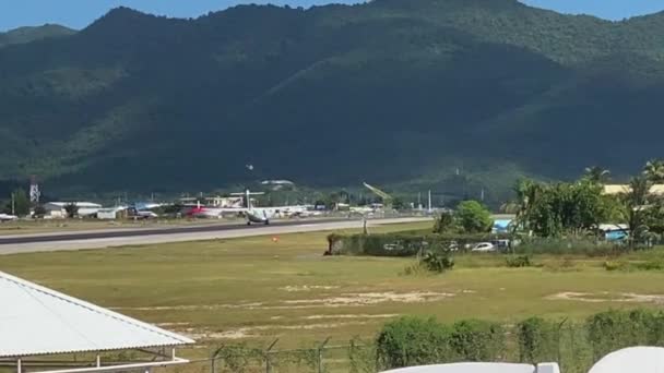 Сен Мартен Самолет Air Antilles Международном Аэропорту Имени Принцессы Джулианы — стоковое видео