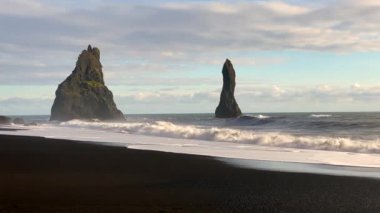 Reynisdrangar bazalt deniz yığınları Reynisfjara kara kumsalında. Vik, İzlanda yakınlarında. Çevre yolunda güney noktası. 