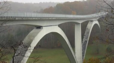 Natchez Trace Parkway Double Arch Köprüsü Tennessee 'deki Birdsong Hollow üzerinde. Sonbahar yeşillikleriyle gözden geçir. 