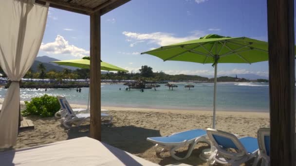 可以俯瞰加勒比海的海滩酒店 在树阴下放松 棕榈树 海滩床 Adrenaline Beach Labadee Haiti Private Resort — 图库视频影像