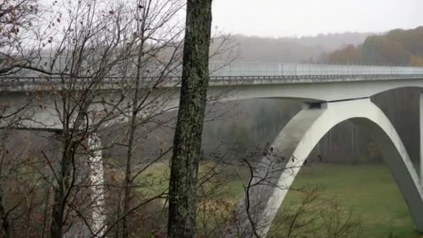 テネシー州のバードソング ホロウに架かるナチェズ トレース パークウェイ ダブルアーチ橋 紅葉の眺め — ストック動画