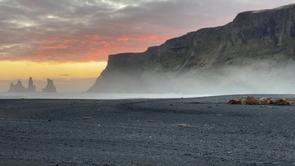 Sunset Black Sand Beach Vik Iceland Reynisdrangar Cliffs Sea Stacks — Stock Video
