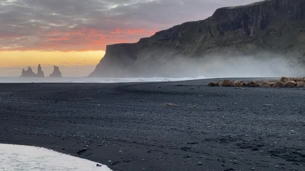 Sunset Black Sand Beach Vik Iceland Reynisdrangar Cliffs Sea Stacks — Stock Video