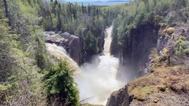 Aguasabon Şelalesi ve Gorge Terrace Bay, Ontario, Kanada 'da Superior Gölü boyunca. İlkbaharda çok güzel bir vahşet. Şelale Kanada 'nın vahşi doğasında Aguasabon Boğazı' na dökülüyor.. 