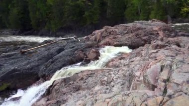Algoma, Ontario, Kanada 'daki Chippewa Şelalesi. Geniş ve çağlayan Chippewa Şelaleleri Trans-Kanada otoyolunun yarısında yer almaktadır. 17. Otoyol, Chippewa Nehri, Batchawana Körfezi..