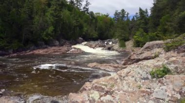 Algoma, Ontario, Kanada 'daki Chippewa Şelalesi. Geniş ve çağlayan Chippewa Şelaleleri Trans-Kanada otoyolunun yarısında yer almaktadır. 17. Otoyol, Chippewa Nehri, Batchawana Körfezi..
