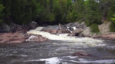 Algoma, Ontario, Kanada 'daki Chippewa Şelalesi. Geniş ve çağlayan Chippewa Şelaleleri Trans-Kanada otoyolunun yarısında yer almaktadır. 17. Otoyol, Chippewa Nehri, Batchawana Körfezi..