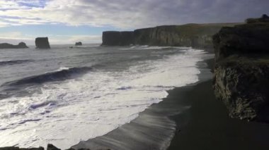 Dyrhlaey (Dyrholaey, Door Hill Adası, Cape Portland), İzlanda 'nın güney kıyısında, Vik yakınlarında yer alan küçük bir yerleşim yeri. Kirkjufjara Sahili deniz yığınları, kemer ve siyah kumsal manzarası. 