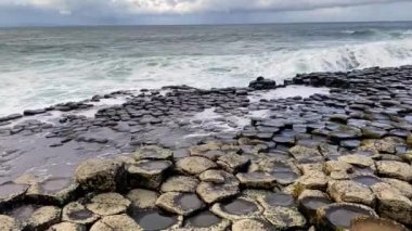 Dyrhlaey (Dyrholaey, Door Hill Adası, Cape Portland), İzlanda 'nın güney kıyısında, Vik yakınlarında yer alan küçük bir yerleşim yeri. Reynisfjara ve Reynisdrangar Dyrhlaey 'de görülmüş. Taş kemer. 
