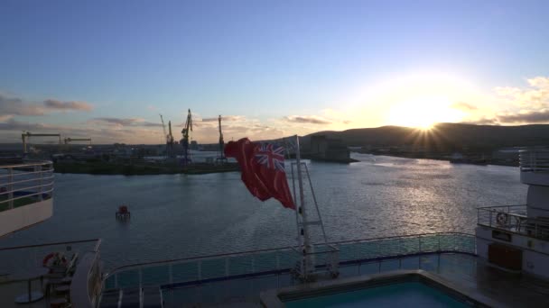 Belfast Nordirland Flagge Und Whirlpool Auf Dem Kreuzfahrtschiff Emerald Princess — Stockvideo