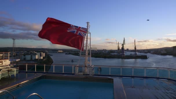 Belfast Nordirland Flagga Och Bubbelpool Emerald Princess Cruise Fartyg Prinsessan — Stockvideo
