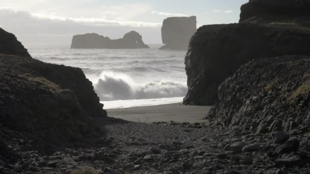Dyrlay Dyrholay Door Hill Island Cape Portland アイスランドの南海岸 ヴィク近郊に位置する小さな岬 カークジュフィヨルド海のスタックと圧延大西洋の波のビーチの景色 — ストック動画