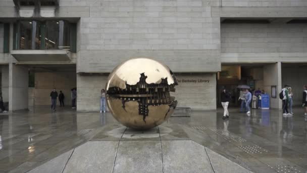 Dublín Irlanda Trinity College Sfera Con Sfera Esfera Dentro Esfera — Vídeo de stock