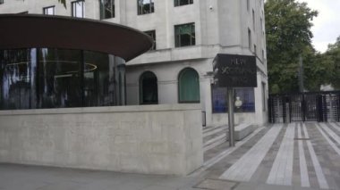 Victoria Embankment, Westminster 'daki New Scotland Yard binasında ikonik dönen tabela. Metropolitan Polis Merkezi. Sör Robert Peel 'in dönüşümlü işareti ve büstü.