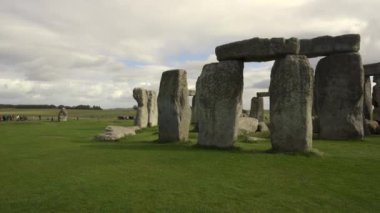 Stonehenge, İngiltere 'nin Wiltshire kentindeki Salisbury Ovası' nda bulunan tarih öncesi bir anıttır. Yan yana yanaş. 