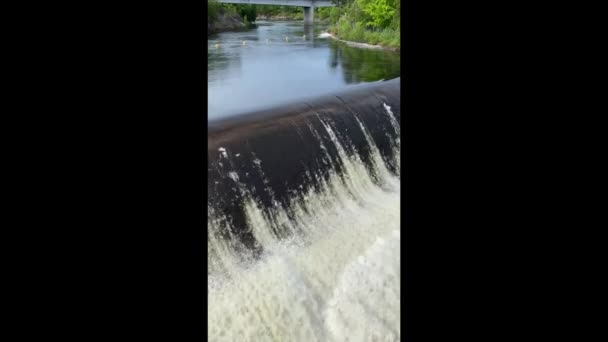 モンモランシー滝の上のダムの上のラミナールの流れ モンモランシー川に巨大な滝を切り カナダのケベック州のセントローレンス川に落下します — ストック動画