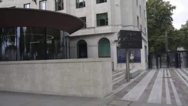 ロンドン イギリス ウェストミンスター市のビクトリア エンバンクにあるNew Scotland Yardビルの象徴的な回転標識 警視庁の本部 ロバート ピール卿のNsy回転標識と胸像 — ストック動画