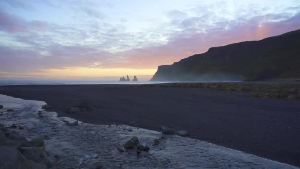 Puesta Sol Black Sand Beach Vik Islandia Acantilados Reynisdrangar Pilas — Vídeos de Stock