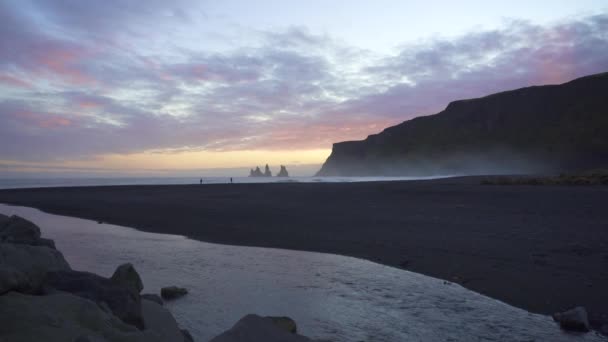 Zachód Słońca Black Sand Beach Vik Islandia Skały Reynisdrangar Stosy — Wideo stockowe