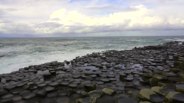 Waves Crash Giant Causeway Area Interlocking Basalt Columns Northern Ireland — Vídeos de Stock