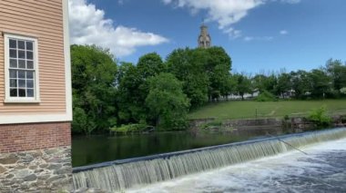 Blackstone Nehri Vadisi Ulusal Tarih Parkı, Slater Değirmen Tarihi Bölgesi. Samuel Slater 'ın pamuk fabrikası ve barajı Pawtucket, Rhode Island' da Amerikan endüstriyel devriminin doğduğu yer..