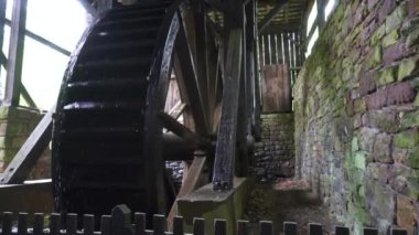 Pennsylvania 'daki Hopewell Fırını Ulusal Tarih Bölgesi. Hopewell 'in 10 metre çapındaki su çarkı, ocağın hava patlama makinesine güç sağlamak için Fransız Deresi' nden gelen bir su akışını yakalıyor..