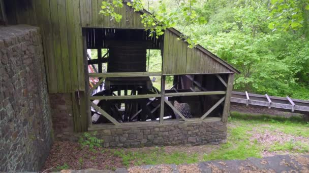 宾夕法尼亚州Hopewell Furnace国家历史遗迹的水轮 配有木炭燃烧的冷高炉 水轮为空气爆炸提供了动力 — 图库视频影像