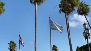 Aruba ve Hollanda bayrakları Oranjestad, Aruba 'da dalgalanıyor. Aruba, Hollanda 'nın fiziksel olarak Karayip Denizi' nin ortasında yer alan bir kurucu ülkedir..