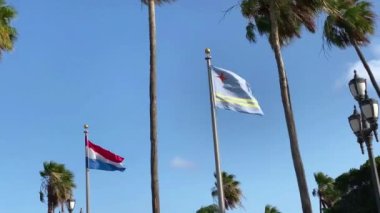 Aruba ve Hollanda bayrakları Oranjestad, Aruba 'da dalgalanıyor. Aruba, Hollanda 'nın fiziksel olarak Karayip Denizi' nin ortasında yer alan bir kurucu ülkedir..