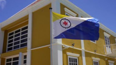 Kralendijk, Bonaire, Karayip Hollanda: Douanekantoor - Gümrük Dairesi ve Bonaire bayrağı. Siyah pusula, kırmızı altı köşeli yıldız, koyu mavi ve sarı üçgenler..