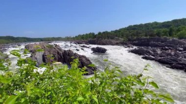 Virginia 'daki Great Falls Park ve Mather Gorge. Potomac Nehri bir dizi dik, sivri kayaların üzerine düşer ve dar bir geçitten akar. Washington DC vadisine Stephen T Mather 'ın adı verildi.. 