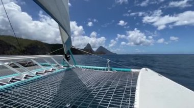 Aziz Lucia Katamaran 'ın pitonlu yelkeni. Pitonlar, Saint Lucia 'da bulunan iki dağ volkanik bujisidir, volkanik kulelerdir. Gros Piton ve Petit Piton. Gövdesi paralel olan çok katmanlı bir su aracı.