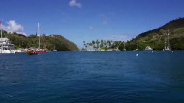 Marigot Körfezi, Saint Lucia. Karayip adası St. Lucia 'nın batı kıyısındaki Idyllic körfezi ve kasırga deliği. Üç tarafı sarp ve ormanlık tepelerle çevrili. Palmiye ağaçlarıyla kum tükürür