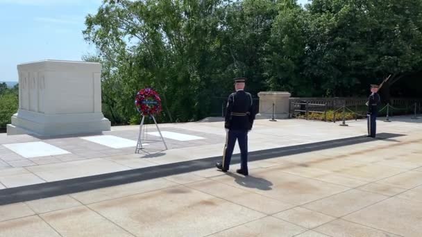 阿灵顿 弗吉尼亚 阿灵顿国家公墓 无名战士之墓 身着制服的救济指挥官出现在广场上宣布换岗 — 图库视频影像