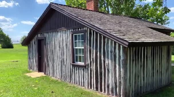 バージニア州ピーターズバーグ ピーターズバーグのアメリカ南北戦争包囲戦の戦場跡 ユリシーズ グラントの本社はアポマトックス マナーのシティポイントにある 復元されたキャビン — ストック動画