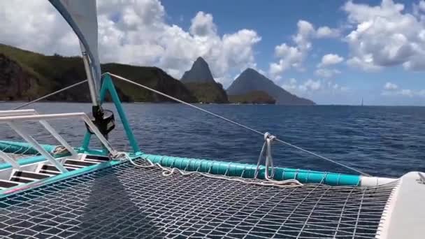 Katamaran Saint Lucia Wypływa Pułapkami Pitons Dwa Górskie Wulkaniczne Grzyby — Wideo stockowe