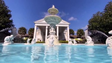 Crystal River, Florida: Crystal River 'da ekolojik çevre dostu tam hizmet veren bir tesis, denizayısı turizmiyle ünlüdür. Süslü İtalyan mermer su çeşmesi ile deniz ayıları. 