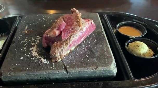 黑岩酒吧和烤架 由客人们在一个755度的火山岩上享用和烹调的 专门生产经认证的茴香牛排的牛排屋 — 图库视频影像